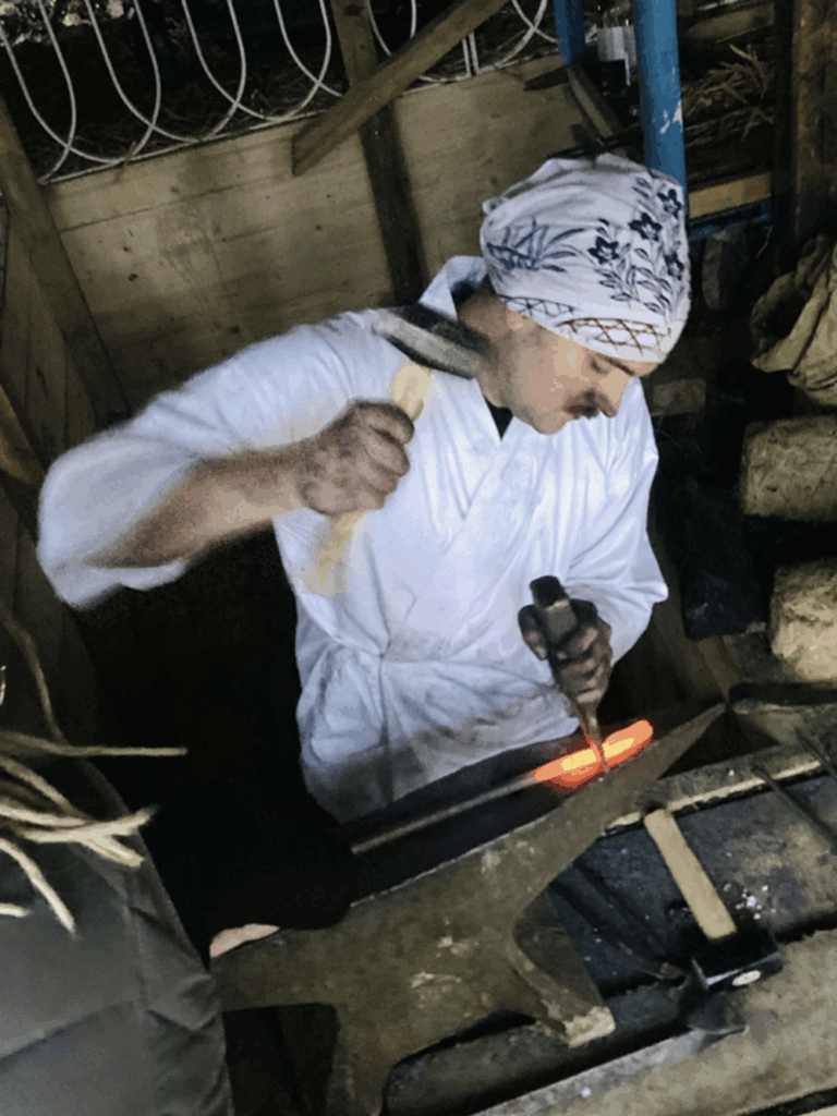 Marius Datz Tengu Knives am schmieden